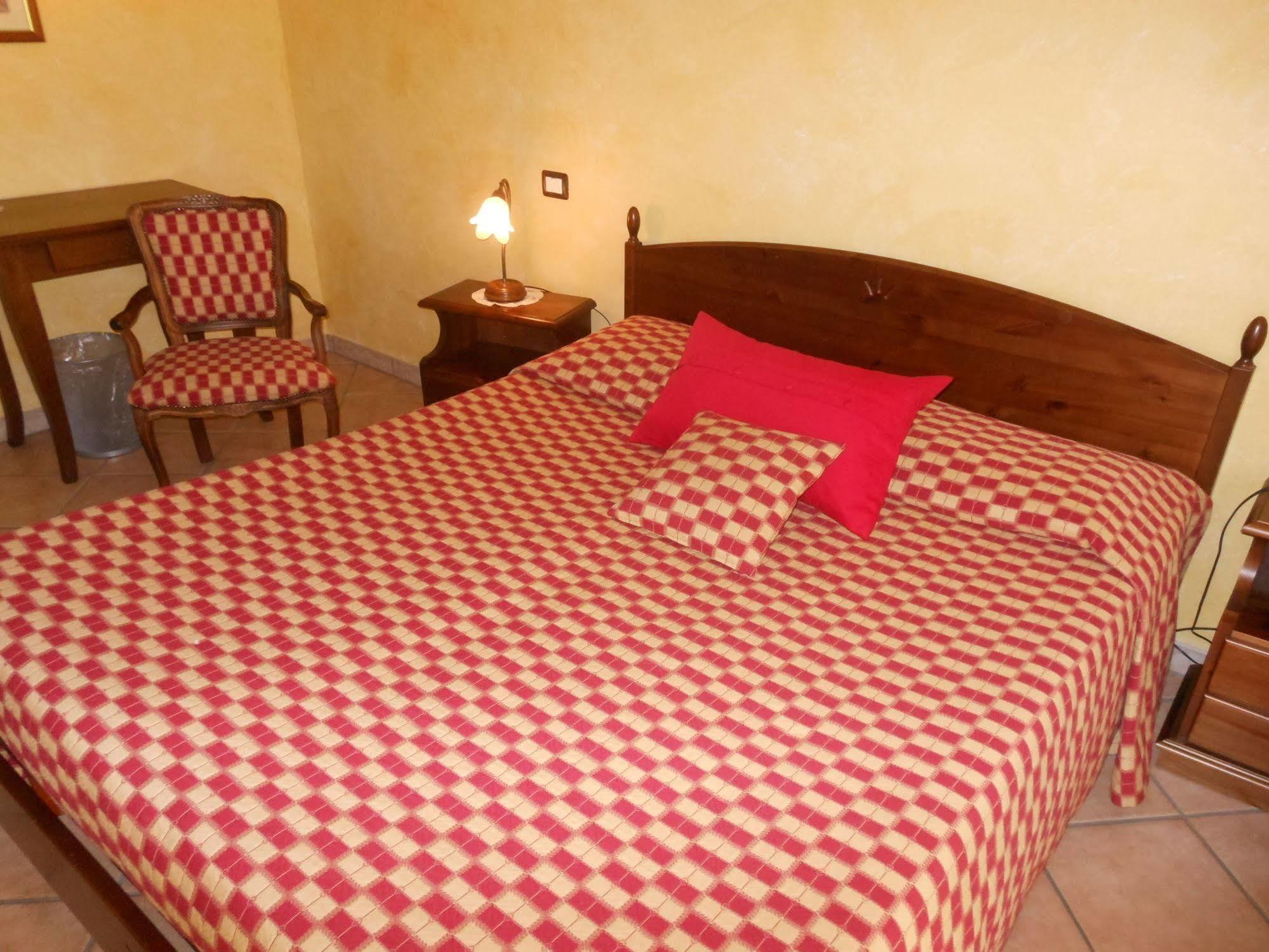 Gasthaus Ca 'D Gnese Castagnole delle Lanze Exterior foto